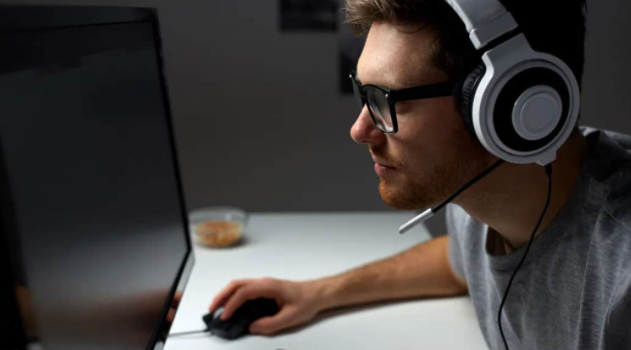 How to Wear Headphones with Glasses – [ 4 Easy Ways ]