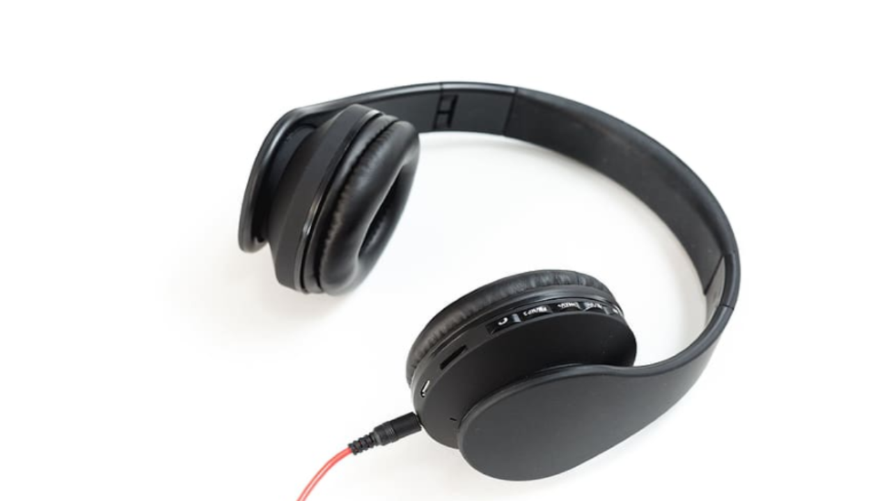 BEST HEADSETs FOR HEARING FOOTSTEPS